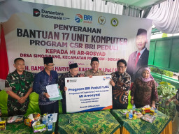 BRI Kanca Krian Salurkan 17 Unit Komputer untuk MI Ar-Rosyad Prambon