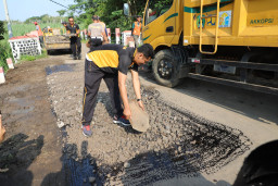 *Polres Magetan Revitalisasi Jembatan Mangge untuk Masyarakat*