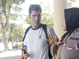 Polwan RTMC Ditlantas Polda Jatim Layani WNA dengan Humanis dan Fasih Berbahasa Inggris