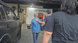 Unit Reaksi Cepat Satreskrim Polres Pelabuhan Tanjung Perak Amankan Pelaku Pencurian Tiang Rambu di Surabaya. 