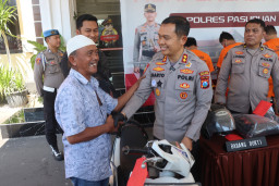 Kapolres Pasuruan Kembalikan Motor Curian kepada Korban, Tangis Haru Warnai Penyerahan Motor