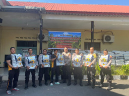 Dukung Ketahanan Pangan Nasional, Kapolres Bondowoso Salurkan Bibit Jagung Unggul untuk Petani Binaan
