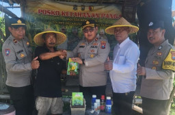 Dukung Asta Cita Presiden, Polsek Kenjeran Salurkan Bantuan Bibit dan Obat Hama ke Poktan Nandur Makmur. 