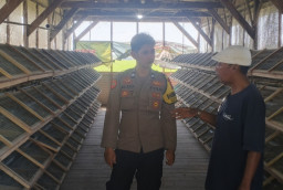 Bhabinkamtibmas Masangan Monitoring Peternakan Puyuh Produktif Milik Bumdes