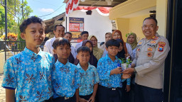 Generasi Peduli Lingkungan, Siswa SD Selolembu Serahkan Bibit Pohon ke Polsek Curahdami
