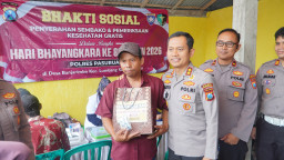 Kapolres Pasuruan Blusukan ke Rumah Warga Kurang Mampu di Lumbang, Salurkan Bansos dan Layanan Kesehatan Gratis