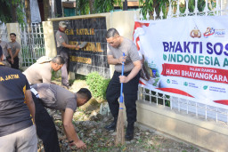Hari Bhayangkara Ke-80, Polres Bondowoso Rawat Kerukunan Lewat Aksi Bersih Tempat Ibadah
