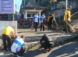 Polres Lumajang Gelar Bakti Religi Bersihkan Sejumlah Tempat Ibadah Sambut Hari Bhayangkara ke -80