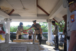 Tabur Bunga Penuh Makna, Polres Bondowoso Kenang Perjuangan Pahlawan dan Kapolri Keempat