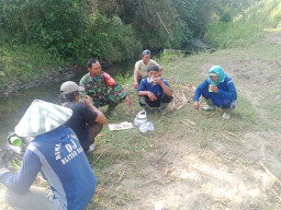 Perkuat Kemanunggalan, Babinsa Rejosari Serka Mubarok Gelar Komsos Penggalangan Bersama Warga