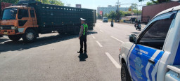 Satlantas Polres Pasuruan Turunkan Personel Amankan Antrean Kendaraan di SPBU Cangkringmalang Beji
