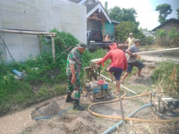 Atasi Kendala Air, Babinsa Dadaplangu Serka Marjan Bantu Pembuatan Sumur Bor untuk Pertanian