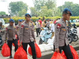*Brimob Metro Jaya Kerahkan 2 Unit Kendaraan Dapur Lapangan (Randurlap), Bagikan Bantuan Makanan untuk Korban Kebakaran