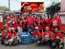 Relawan Buleks'99 Bagikan 300 Nasi Kotak di RSUD Dr. Soetomo, Tebar Kepedulian untuk Sesama