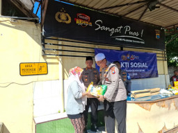 Peringati Hari Bhayangkara ke-80, Polsek Pabean Cantikan Bagikan Sembako untuk Warga dan Jukir SURABAYA - Polsek Cantik