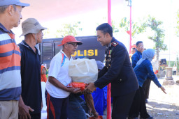 Kapolres Ngawi AKBP Prayogo di hari Bhayangkara ke 80 berhasil salurkan bantuan 500 paket sembako kepada warga di Bring