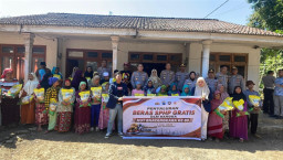 Kapolres Bondowoso dihari Bhayangkara ke 80 berbagi kasih berupa 50 paket sembako gratis kepada warga curahpoh.
