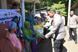 Polres Bondowoso Salurkan Bantuan Beras untuk Warga Curahpoh di Hari Bhayangkara - ke 80