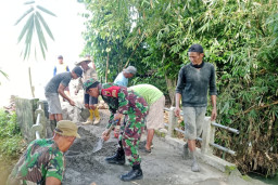 TNI-Polri dan Warga Gotong Royong Perbaiki Jembatan