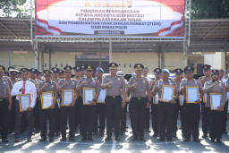 AKBP Dr.Aryo Ganjar 36 Anggota Polres Bondowoso Dengan Penghargaan