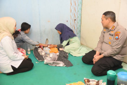 Empati Tanpa Batas, Kapolres Bondowoso Bantu Keluarga Bayi Kembar Kehilangan Ibu