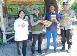 Dukung Asta Cita Presiden, Polres Tanjung Perak Salurkan Bantuan Bibit Jagung Manis di Tambak Wedi. 