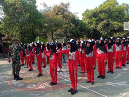 Tumbuhkan Disiplin Dan Jiwa Korsa Sejak Dini, Babinsa Plosokerep Latih PBB Siswa Baru SMPN 8 Blitar