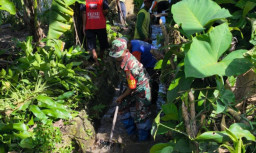 Jaga Debit Air Saat Kemarau, Serma Sutrisno Bersama Warga Slorok Bersihkan Saluran Irigasi