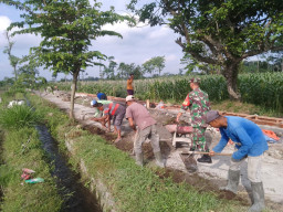 Lancar Akses Pertanian, Kopka Budi Bersama Warga Bersihkan Area Jalan Persawahan Tambakan