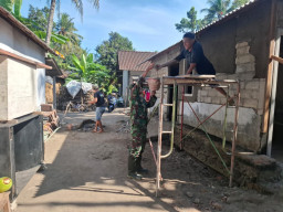 Wujudkan Hunian Layak, Serma Saifur Bersama Warga Gotong Royong Bangun Rumah Ibu Suwarti