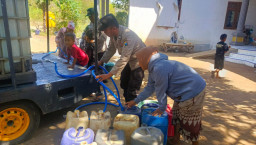 Polsek Winongan Salurkan Air Bersih untuk Warga Terdampak Kekeringan