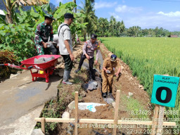 Polisi Hadiri Peletakan Batu Pertama RJIT di Tempursari, Ajak Petani Jaga Kamtibmas