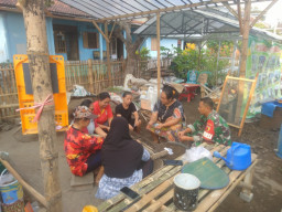 Ketahanan Pangan Keluarga, Serda Wisnu Sulistyo Dampingi KWT Srikandi Budidaya Bawang Merah