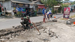 Perlancar Akses dan Cegah Laka, Sertu Tri Rosadi Bersama Warga Kebonduren Gotong Royong Perbaiki Jalan