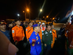 Polda Jatim Terjunkan 30 Personel SAR Polairud dan Almatsus, Evakuasi Korban KMP Mutiara Sentosa 2