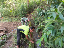 TNI Manunggal Air, Serka Imam Sungep Bersama Warga Kedung Banteng Gotong Royong Bersihkan Irigasi