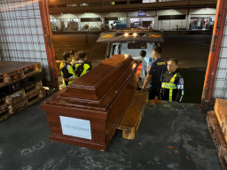 Tim DVI Polda Jatim Kembali Serahkan Jenazah Korban KM Mutiara Sentosa II Asal Sumatera dan Sulawesi kepada Keluarga