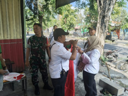 Giat Babinsa dan Tiga Pilar Kecamatan Simokerto Mengganti Bendera yang Lusuh Dengan Bendera yang Baru