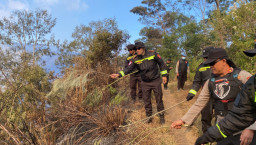 Polres Lumajang Buat Fire Break Darurat Antisipasi Karhutla TNBTS Meluas