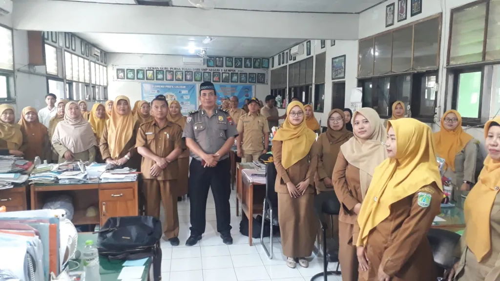 Menanamkan Kesadaran Generasi Muda, Satbinmas Polres pasuruan Lakukan Pembinaan Humanis di SMPN 1 Gempol 