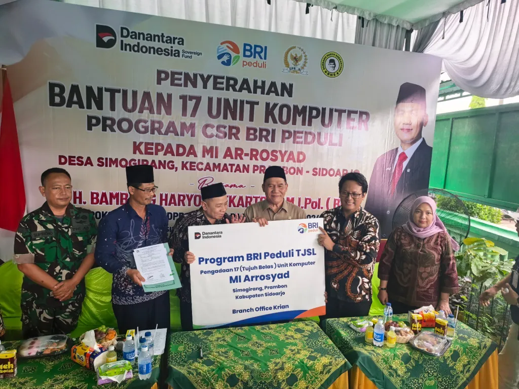 BRI Kanca Krian Salurkan 17 Unit Komputer untuk MI Ar-Rosyad Prambon