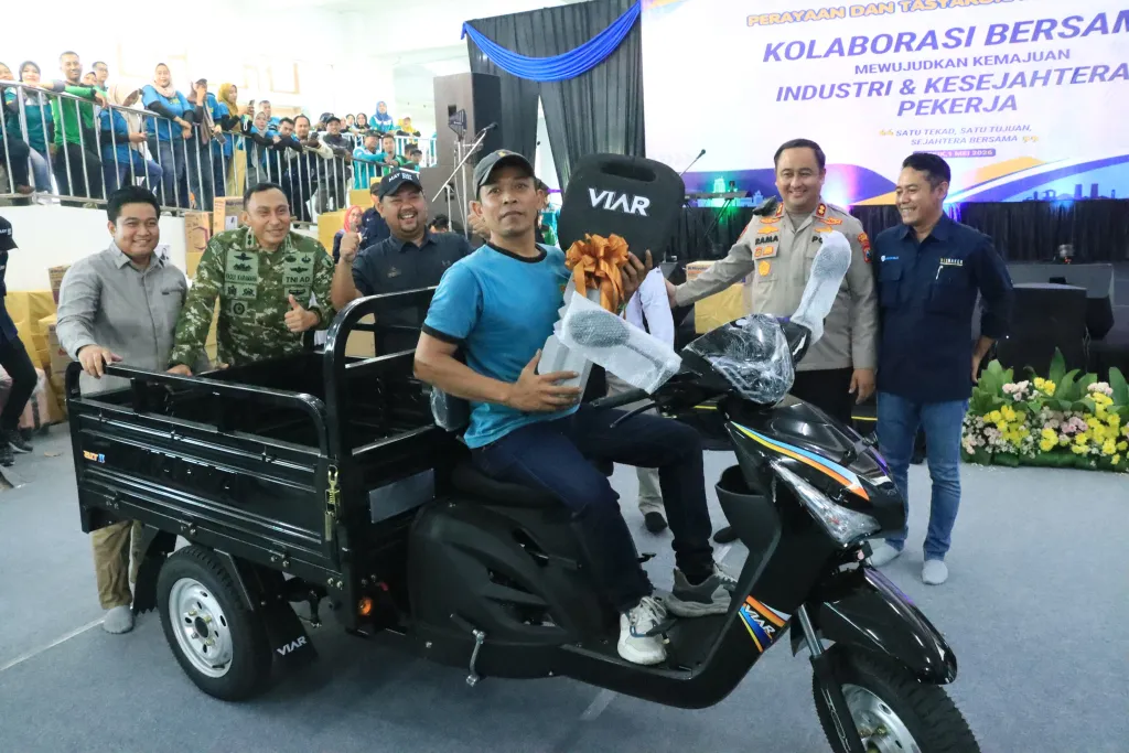 *Peringatan May Day di Stadion Gejos Berjalan Kondusif, Kapolres Gresik Apresiasi Elemen Buruh*
