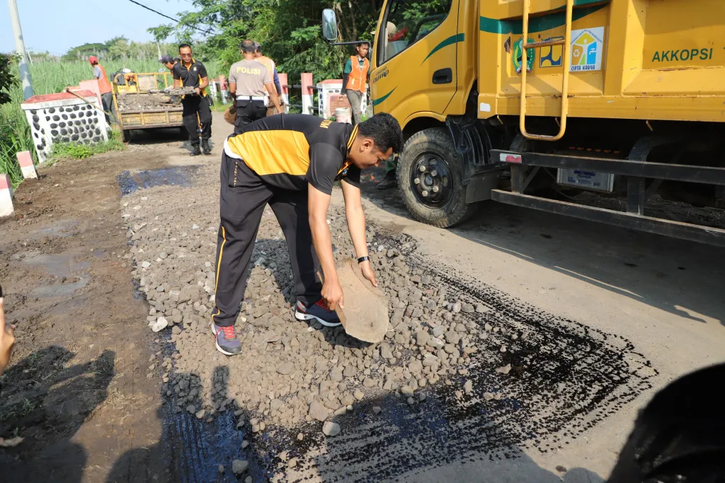 *Polres Magetan Revitalisasi Jembatan Mangge untuk Masyarakat*
