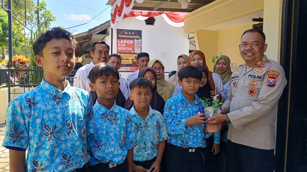 Generasi Peduli Lingkungan, Siswa SD Selolembu Serahkan Bibit Pohon ke Polsek Curahdami