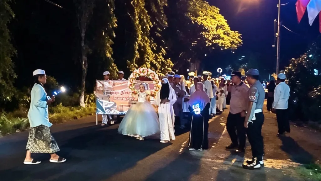 Semarak Sambut 1 Muharram, Ratusan Santri Ikuti Pawai Lampion, Polsek Curahdami Pastikan Pengamanan Maksimal