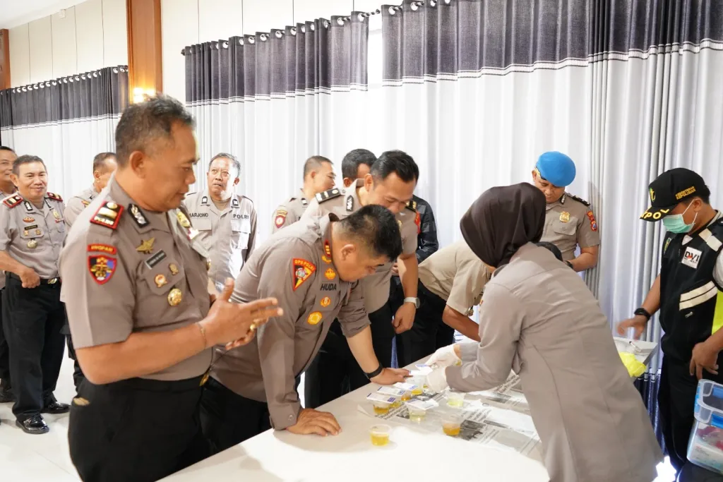 Komitmen Bersih Narkoba, Kapolres Situbondo Jalani Tes Urine bersama PJU dan Kapolsek Jajaran