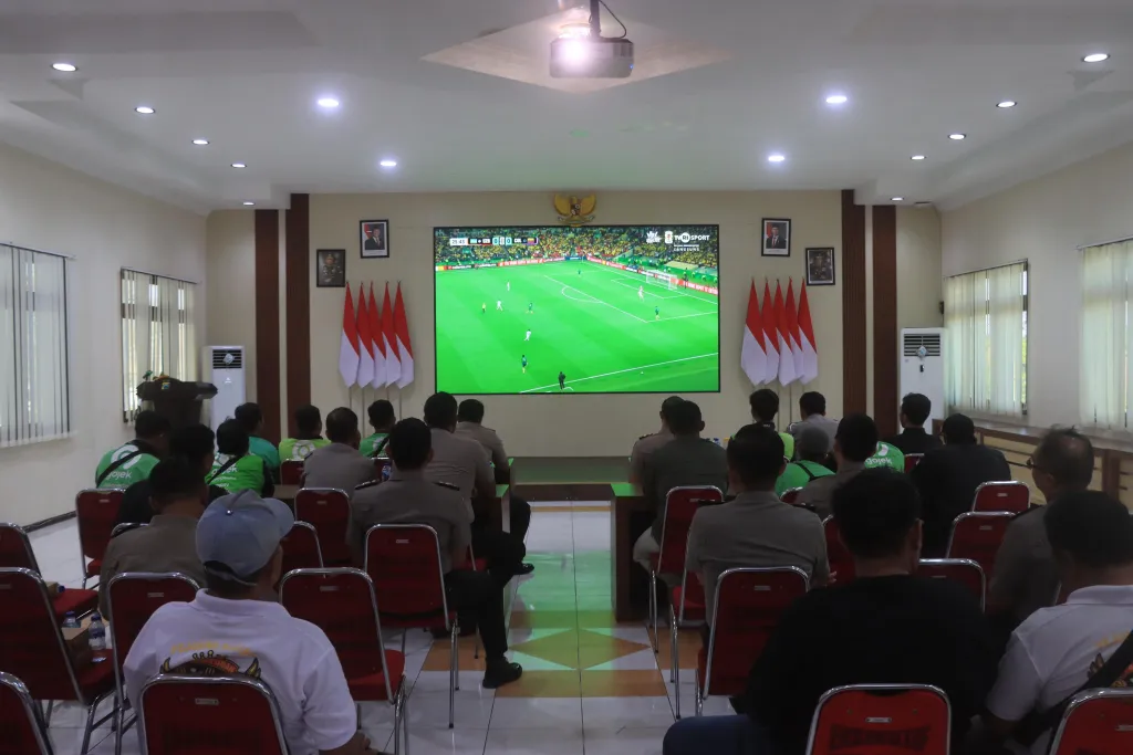 Polres Probolinggo Perkuat Silaturahmi, Ajak Mahasiswa dan Komunitas Ojol Nobar Piala Dunia
