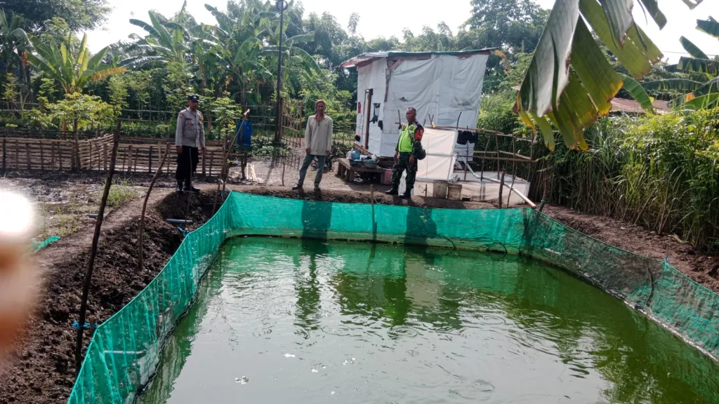 Bhabinkamtibmas Kelurahan Pogar Pantau Budidaya Lele untuk Dukung Ketahanan Pangan Nasional