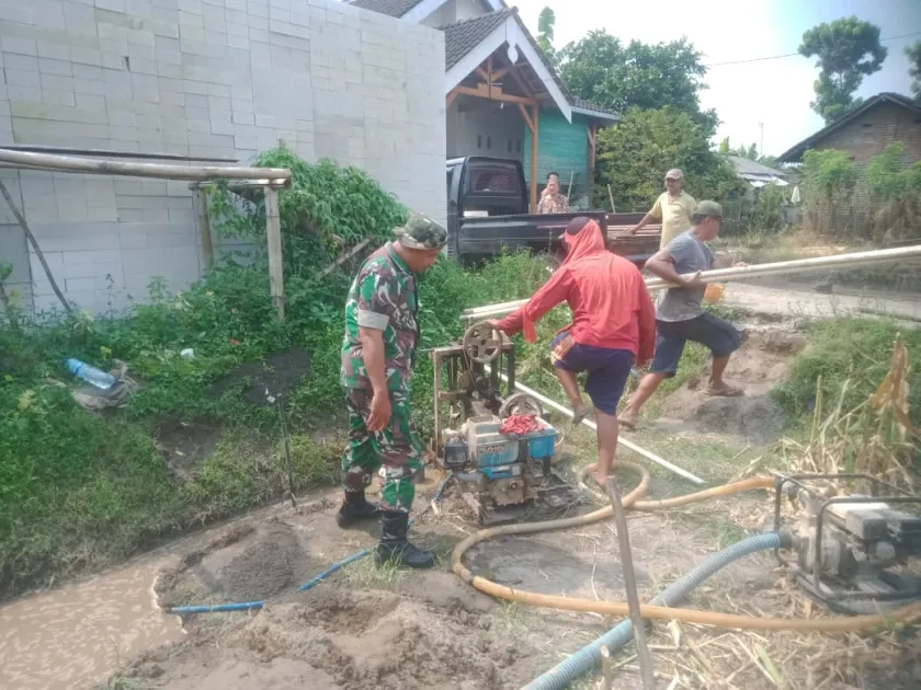 Atasi Kendala Air, Babinsa Dadaplangu Serka Marjan Bantu Pembuatan Sumur Bor untuk Pertanian