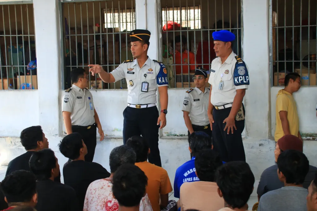 Tingkatkan Kewaspadaan, Lapas Banyuwangi Gelar Razia Kamar Hunian Seusai Apel Pagi